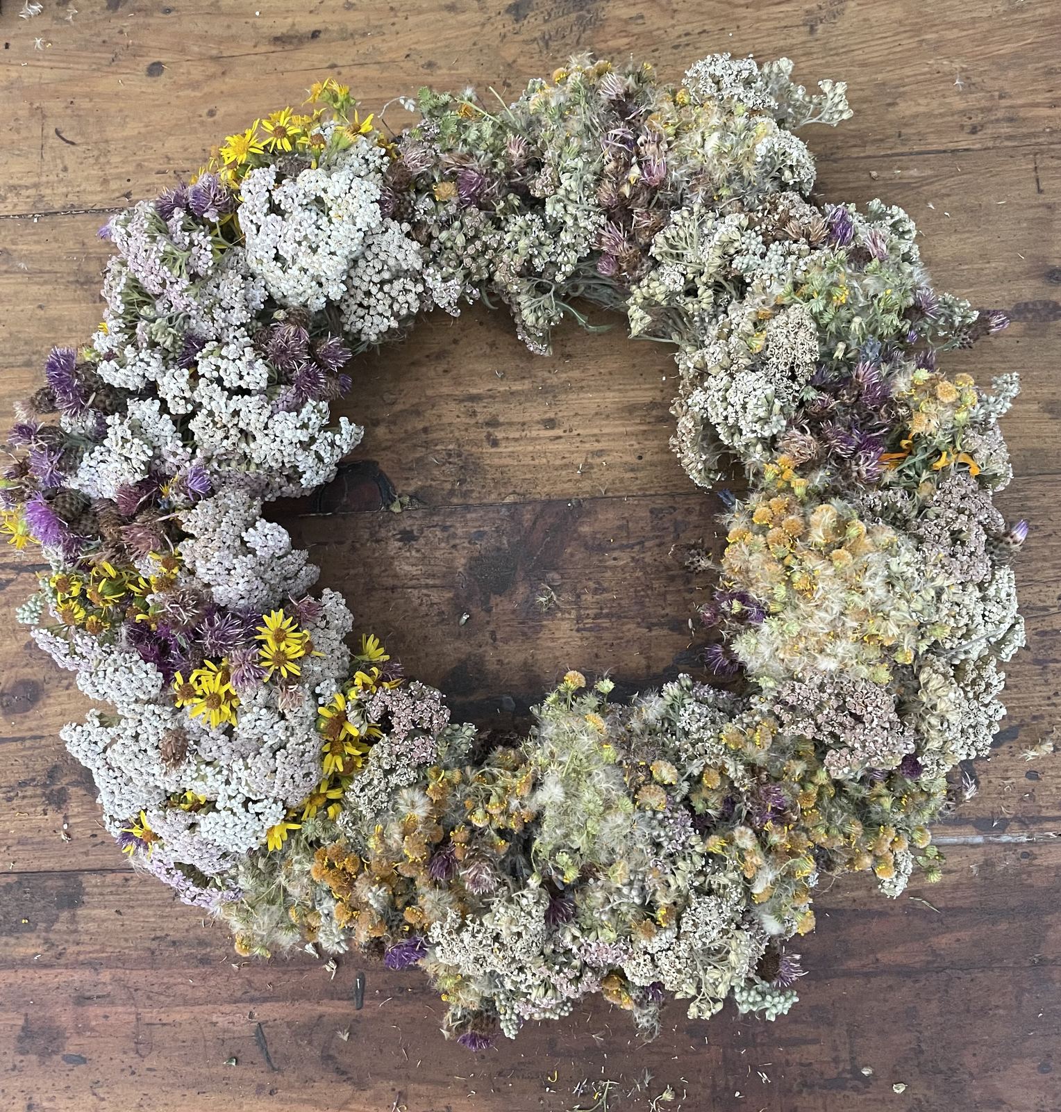 Elegant wreath in muted tones, inspiration for wedding compositions
